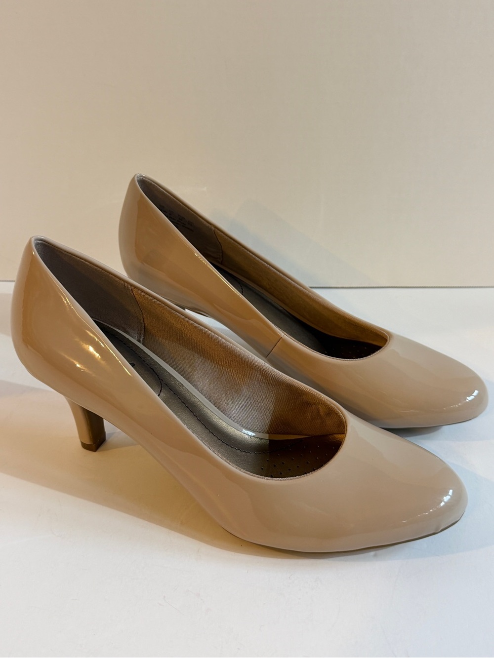 Lifestride Classic Taupe Patent Mid Heel Pumps Size 8.5 WW